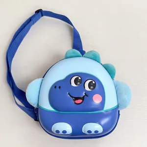 Détail du sac de poitrine dinosaure pour enfants montrant la coque et la sangle réglable