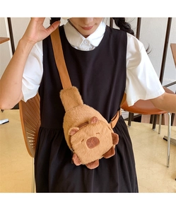 Detailansicht der Capybara-Plüschtasche mit verstellbarem Gurt an einem Model