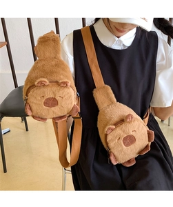 Detailansicht der Capybara-Plüschtasche mit weichem Kunstfell und Stickereien