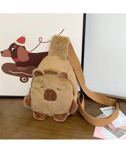 Detail der süßen Capybara Plüschtasche mit weichem Kunstfell und Gurtband