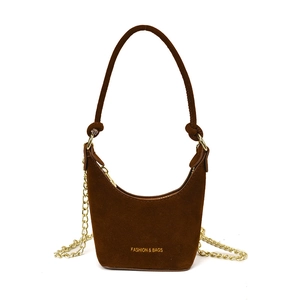 Mini sac à main marron foncé pour filles en daim avec chaîne dorée et design demi-lune