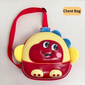 Détail du sac de poitrine dinosaure rouge et jaune avec coque rigide EVA et sangle