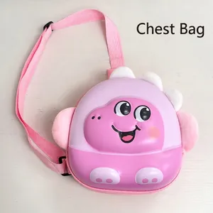 Détail du sac de poitrine dinosaure rose montrant la coque rigide et la texture peluche