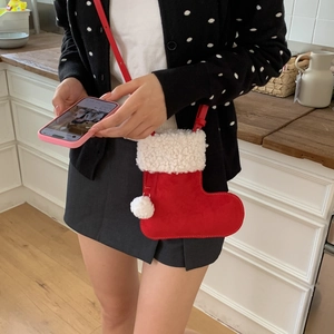 Sac à bandoulière chic en daim rouge en forme de botte avec fourrure blanche et pompon