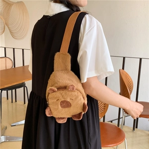 Süße braune Plüsch-Capybara-Brusttasche mit verstellbarem Gurt im Café-Ambiente