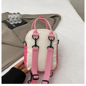 Dettaglio mini zaino per bambini in tela con spallacci rosa e fibbie in metallo nero