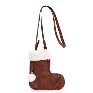 Sac bandoulière créatif en daim marron en forme de botte avec fourrure blanche et pompon
