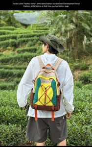 Mochila de exterior con diseño de bloques de color en un exuberante paisaje de montaña