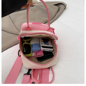 Vista interna del mini zaino rosa con spazio per telefono e piccoli accessori