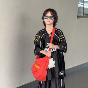 Ensemble streetwear noir pour enfants avec sac bandoulière rouge et motif jaune