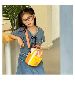 Dettaglio di una mini borsa bimbi color-block con tracolla regolabile e doppi manici