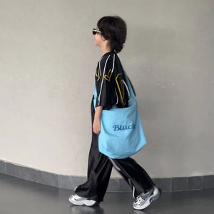 Sac bandoulière enfant en toile bleue avec broderie et pendentif ours