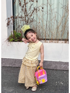 Dettaglio di una mini borsa a tracolla color-block per bambini in ambiente esterno