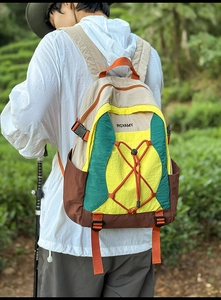 Vista exterior de una mochila de senderismo multicolor con cordones y tejido de nailon