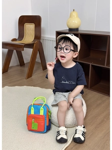Mini zaino per bambini multicolore abbinato a un outfit estivo casual