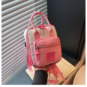Dettaglio della mini borsa a tracolla rosa e beige con logo in gomma e tasca con zip