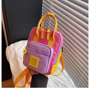 Dettaglio mini zaino per bambini multicolore in nylon con logo e cinturini gialli