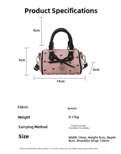 Détails du mini sac seau rose avec nœuds noirs, pendentif cœur et dimensions exactes