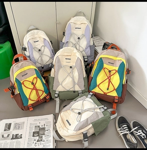 Vista de mochilas deportivas de gran capacidad con cuerdas cruzadas en varios colores