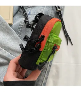 Détail macro de la mini pochette de sport avec zips fluides et tissu à carreaux texturé