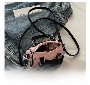 Mini sac rose avec nœud montrant la capacité intérieure pour rouge à lèvres et poudre