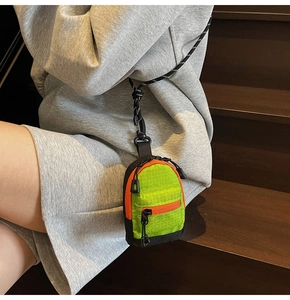 Mini pochette bandoulière pour enfants en vert néon et orange avec texture en maille filet