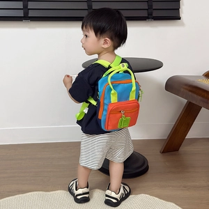 Mini zaino per bambini color-block blu e arancione con spallacci verdi regolabili