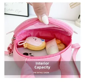 Detail der rosa Mond-Wiege-Tasche mit Platz für Handy und kleine Kosmetikartikel
