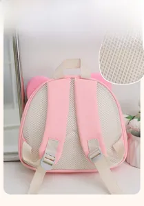 Gros plan sur le panneau dorsal en mesh respirant et les bretelles du sac à dos rose enfant