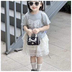 Tenue d'été pour fille avec t-shirt gris à nœud et jupe en dentelle blanche à pois