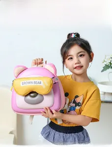 Détail du sac à dos ours rose pour enfant avec coque rigide EVA et oreilles en peluche