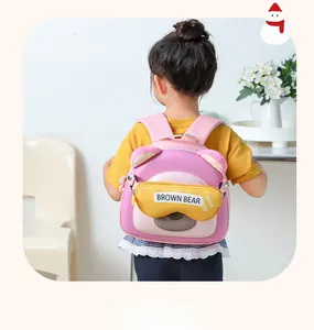 Détail du sac à dos ours rose et jaune avec visière 3D et bretelles en maille respirante