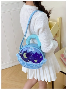 Detail der blauen Prinzessinnen-Tasche mit transparentem Mond- und Sternenmuster