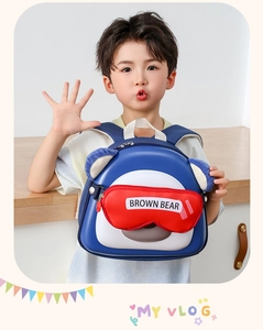 Détail du sac à dos ours bleu pour enfants avec poche zippée rouge et texte brown bear
