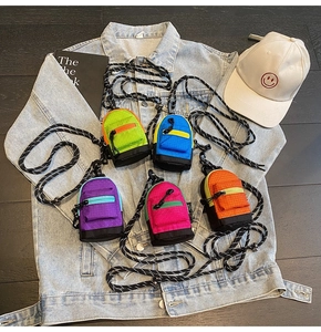 Mini sacs à dos porte-monnaie en nylon aux couleurs néon sur veste en jean