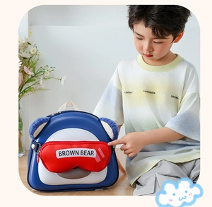 Détail du sac à dos rigide ours de dessin animé avec oreilles en peluche bleues