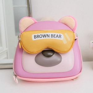 Détail du sac à dos ours rose avec masque jaune et inscription Brown Bear