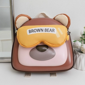 Vue de face sac à dos enfant ours brun à coque rigide avec détail masque jaune