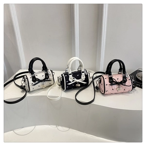 Trois mini sacs bandoulière pour filles avec nœud en cœur en blanc, noir et rose