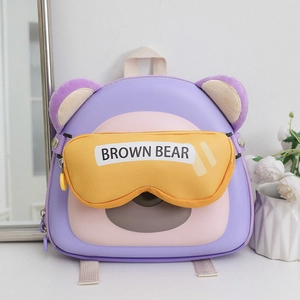 Détail du sac à dos ours violet et rose avec poche zippée jaune pour enfants
