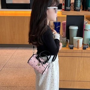 Sac à main cylindrique rose pour filles avec nœuds et pendentif cœur doré