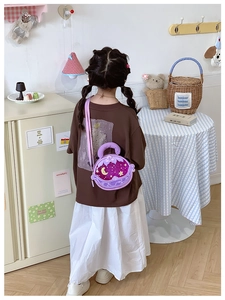 Mädchen mit violetter Silikon-Handtasche in Mondform mit Stern- und Muscheldekor