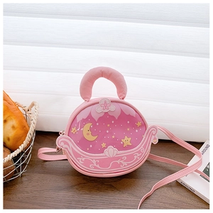 Detail einer rosa Cartoon-Umhängetasche für Mädchen mit Kutschen- und Mondsichel-Design