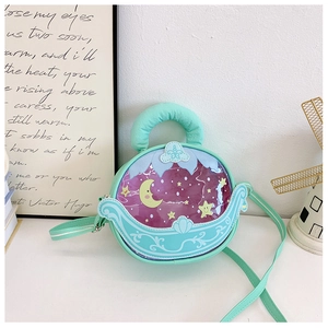 Details der mintgrünen Kinderwagen-Tasche mit lila Mond- und Sterne-Fenster
