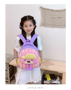 Détail du sac à dos ours rose et violet avec bretelles rembourrées sur un mannequin enfant