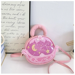 Detailansicht der rosa runden Handtasche mit magischem Mond und Sterne Print auf PVC