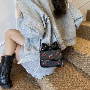 Sac à bandoulière en denim avec broderie cerise et nœud noir pour enfants et bébés