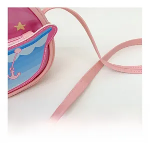 Detail der weichen rosa Schultergurtnaht und niedlichen Cartoon Sternenmuster