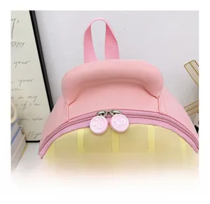 Détail du sac à dos rose avec doubles fermetures éclair roses et poignée supérieure robuste