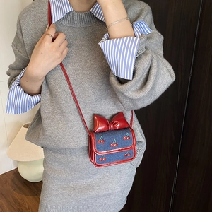 Mini sac à bandoulière enfant en denim avec broderies cerises et grand nœud rouge